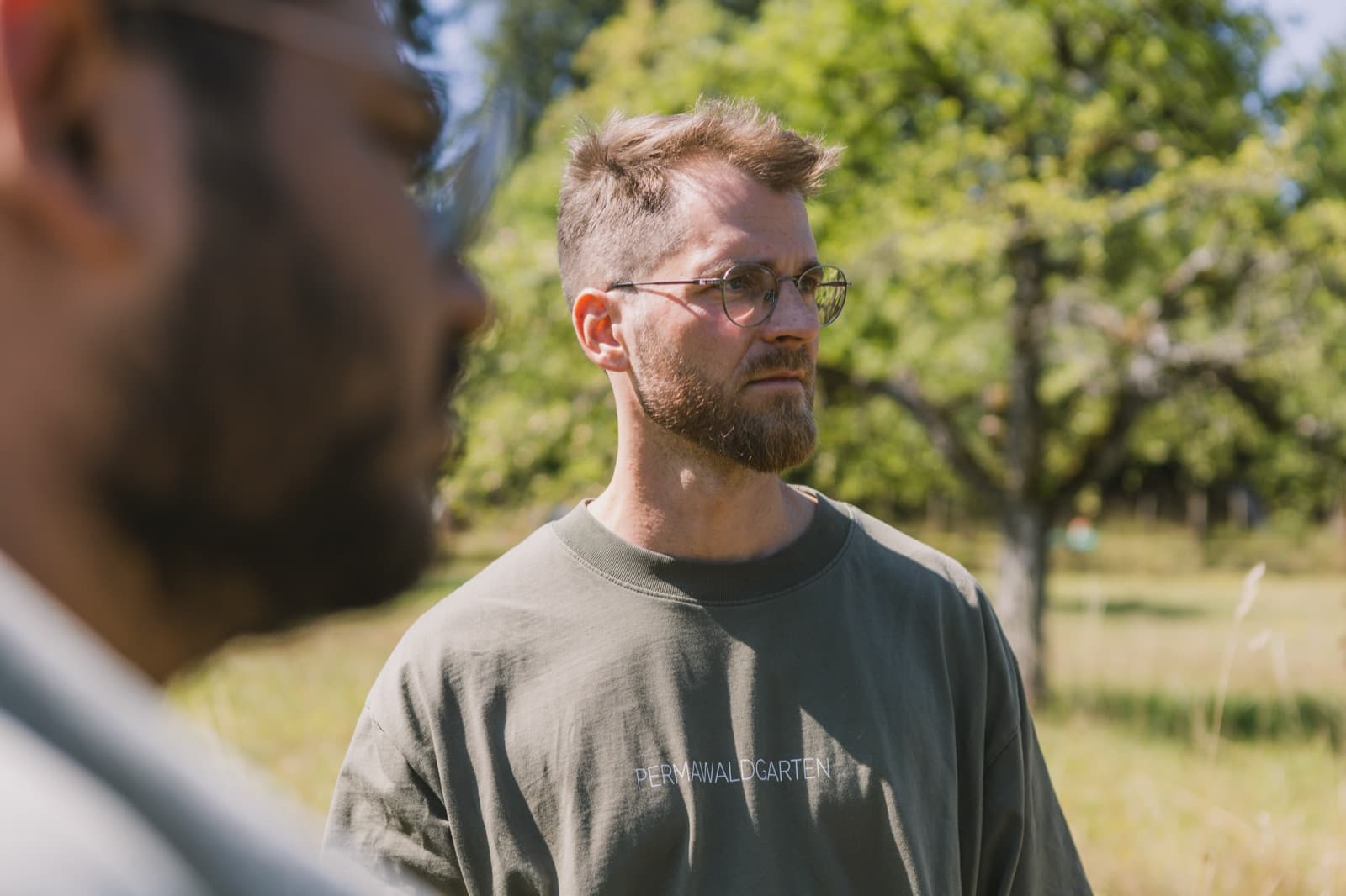 Andreas Ebner, Gründer von PermaWaldGarten, im Gespräch auf einer Projektfläche