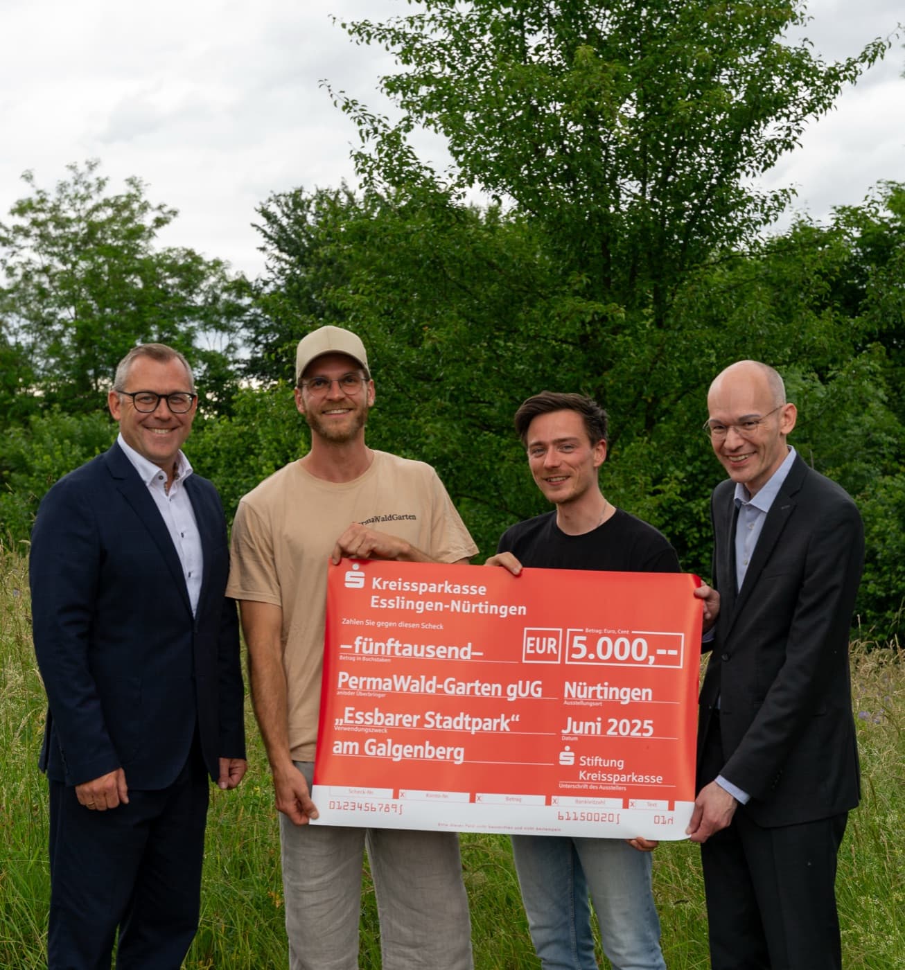 Übergabe des Spendenschecks der Kreissparkasse Esslingen-Nürtingen für den „Essbaren Stadtpark“ am Galgenberg
