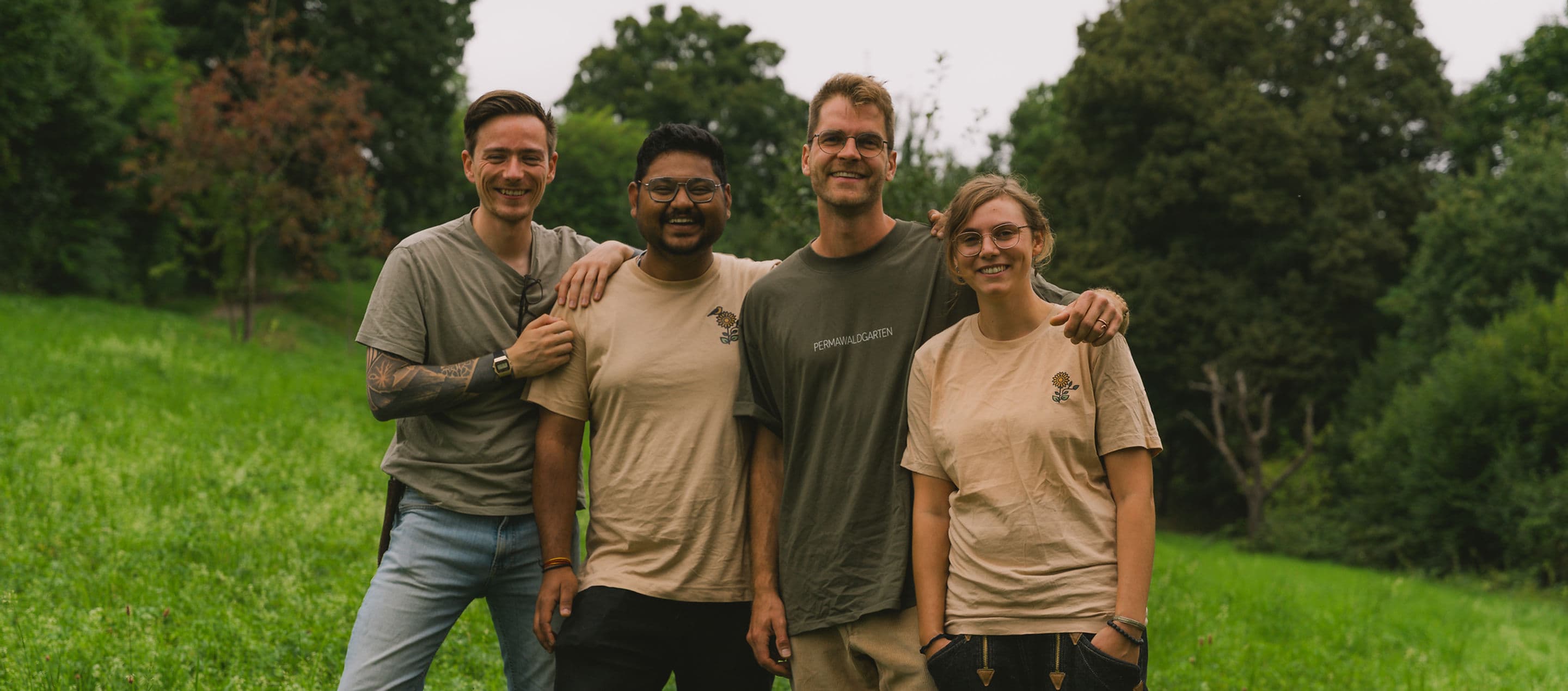 Das PermaWaldGarten Team im Grünen
