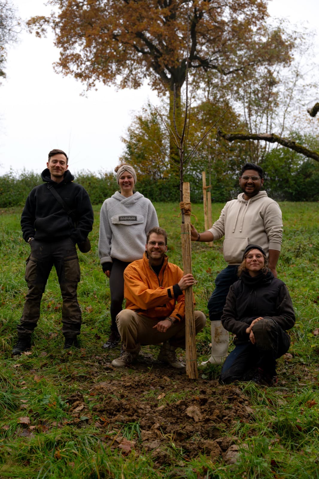 Das PermaWaldGarten-Team nach einer Baumpflanzung im Feld