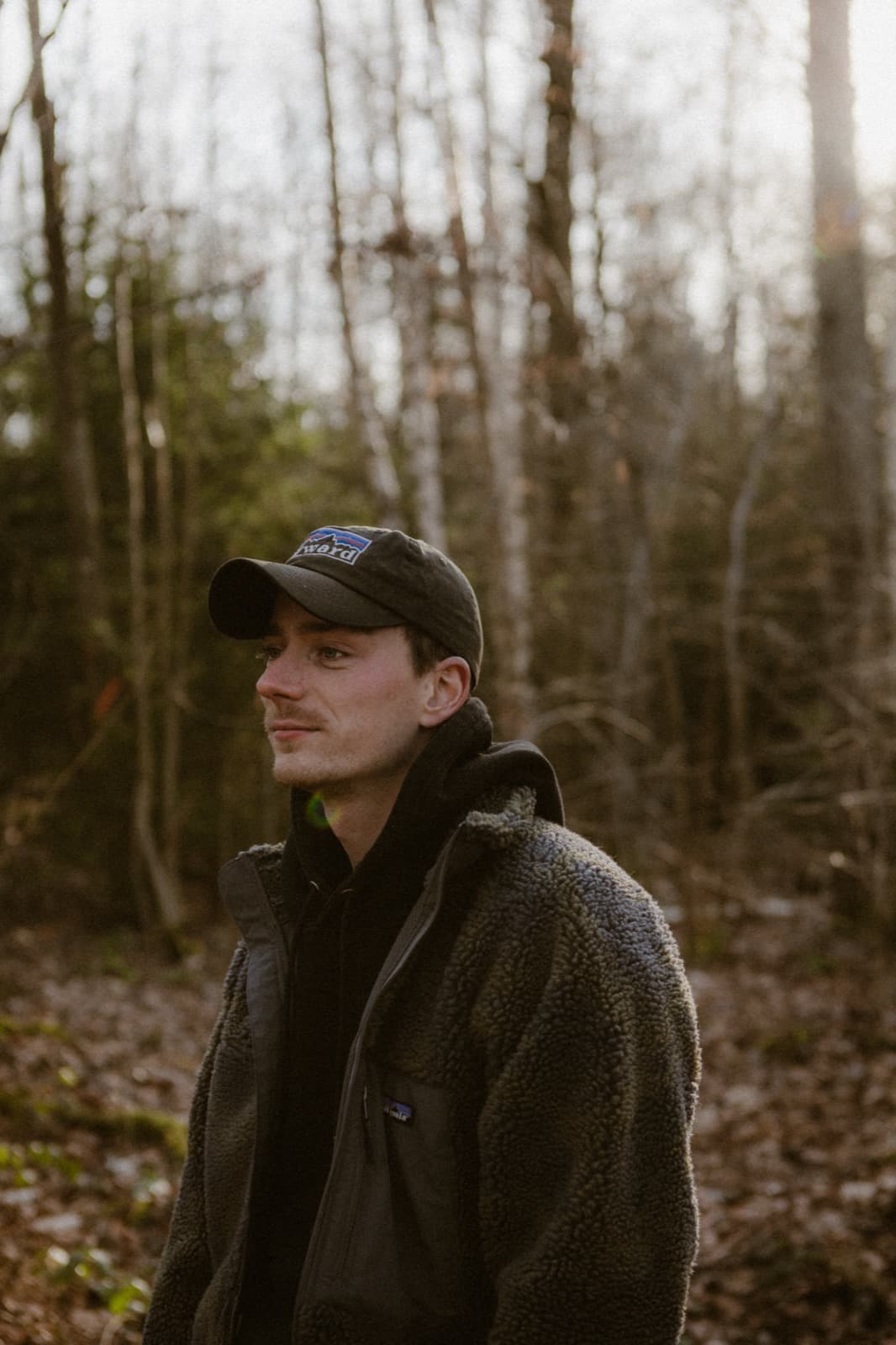 Samuel Schäck mit Cap im herbstlichen Wald
